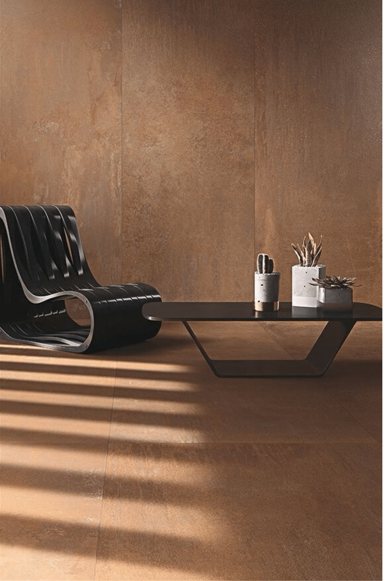 un fauteuil design avec une table basse dans un décor carrelage couleur rouille